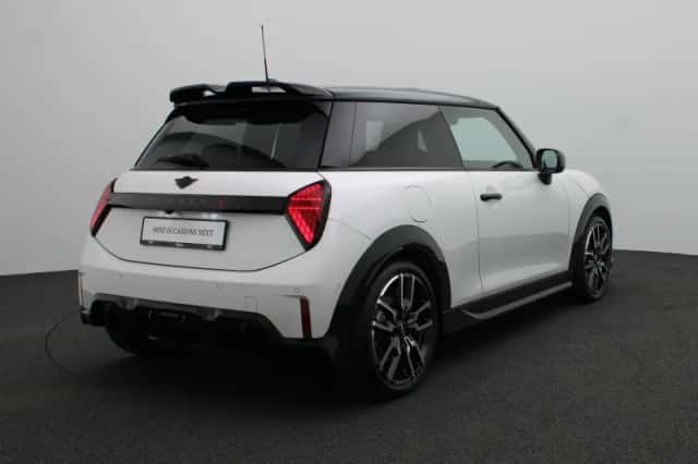 MINI Cooper S (2024) thumbnail 2