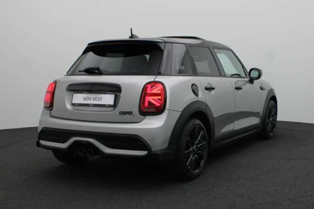MINI Cooper S (2024) thumbnail 2