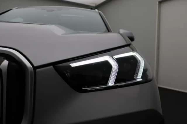 BMW iX1 (2023) thumbnail 6