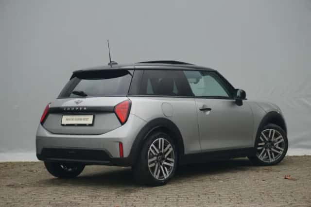 MINI Cooper (2024) thumbnail 2