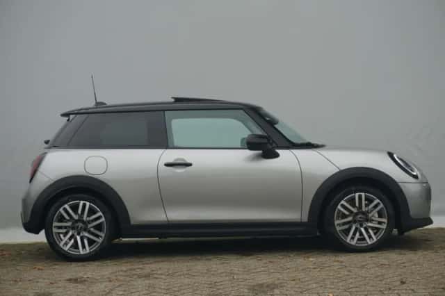 MINI Cooper (2024) thumbnail 4