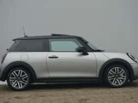 MINI Cooper (2024) thumbnail 4