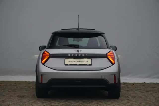 MINI Cooper (2024) thumbnail 5