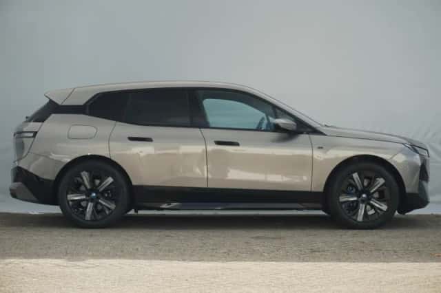 BMW iX (2024) thumbnail 4