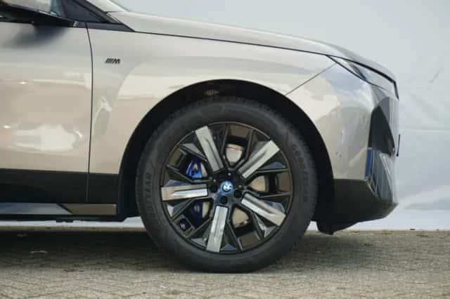 BMW iX (2024) thumbnail 6