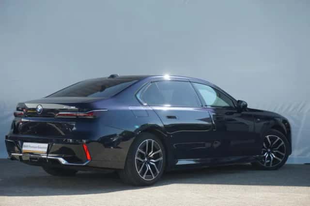 BMW i7 (2025) thumbnail 2