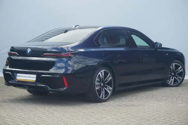 BMW i7 (2024) thumbnail 2
