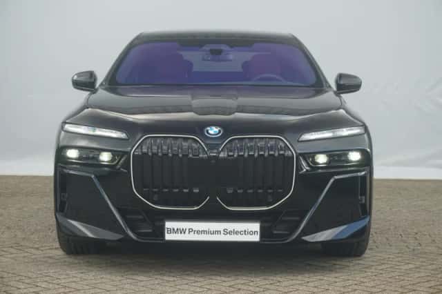BMW i7 (2024) thumbnail 3