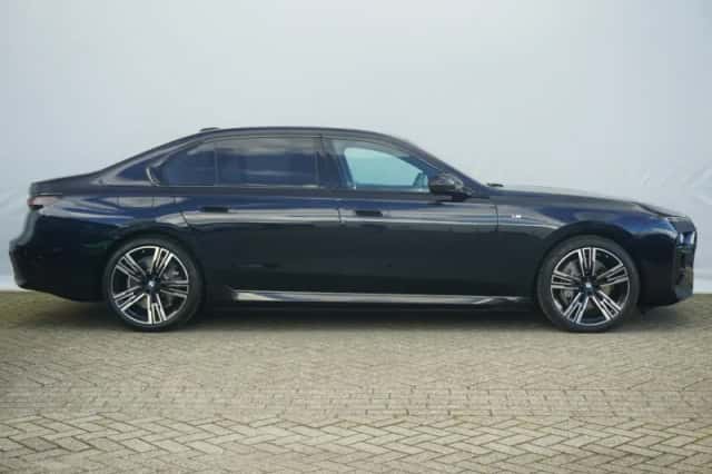 BMW i7 (2024) thumbnail 4
