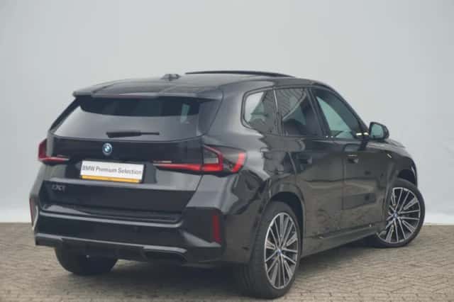 BMW iX1 (2023) thumbnail 2