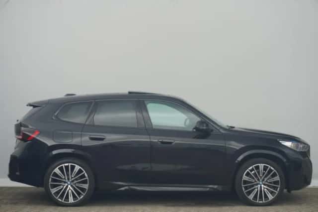 BMW iX1 (2023) thumbnail 4