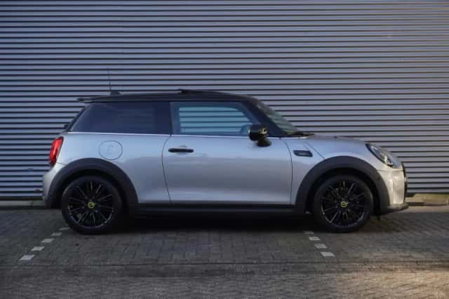 MINI Electric (2023) thumbnail 4