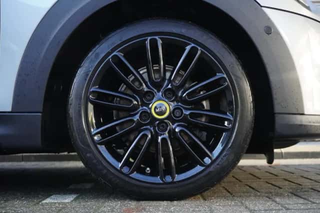 MINI Electric (2023) thumbnail 6