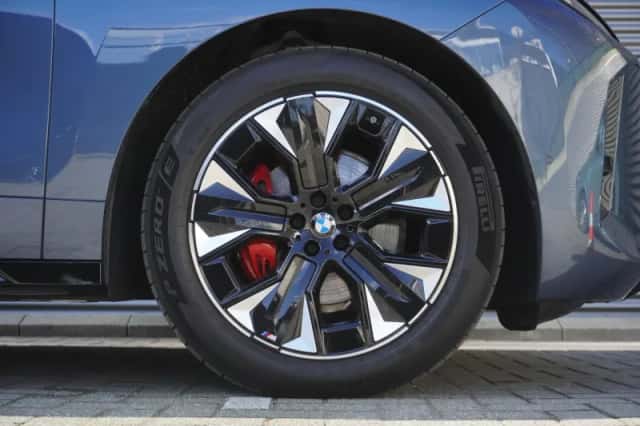 BMW iX (2025) thumbnail 6