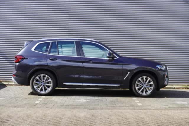 BMW X3 (2022) thumbnail 2