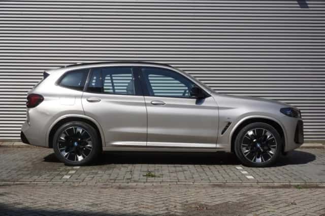 BMW iX3 (2023) thumbnail 2