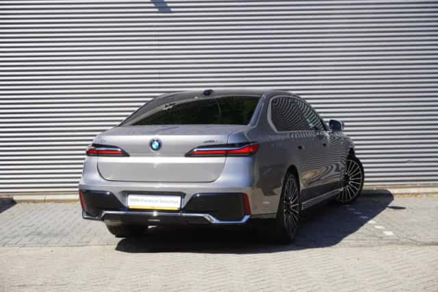 BMW i7 (2026) thumbnail 2