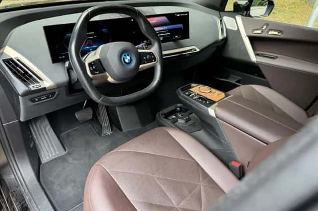 BMW iX (2021) thumbnail 4