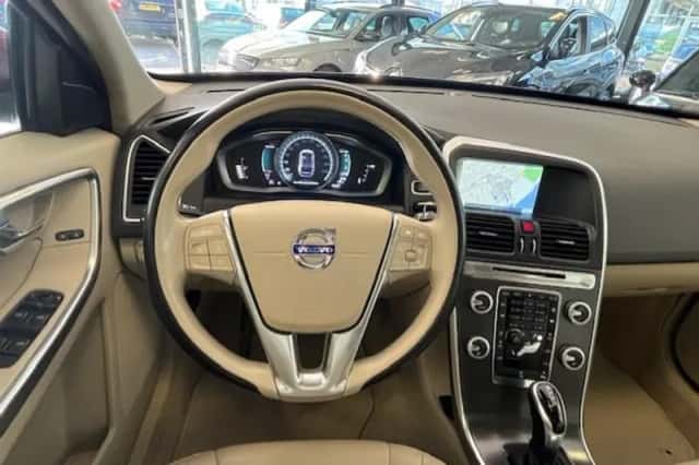 Volvo XC60 (2015) thumbnail 2