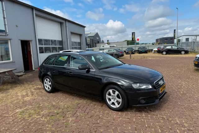 Audi A4 (2011) thumbnail 3