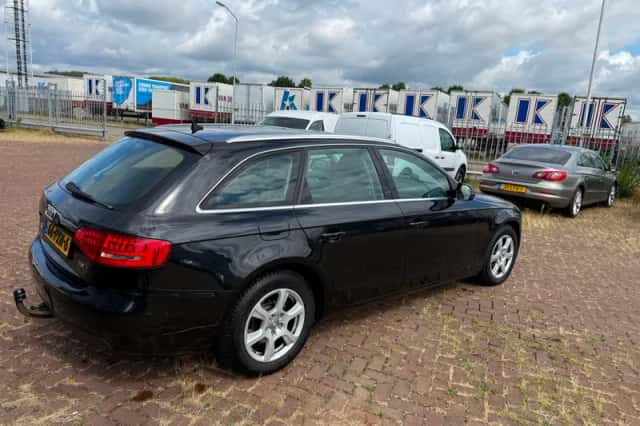 Audi A4 (2011) thumbnail 4