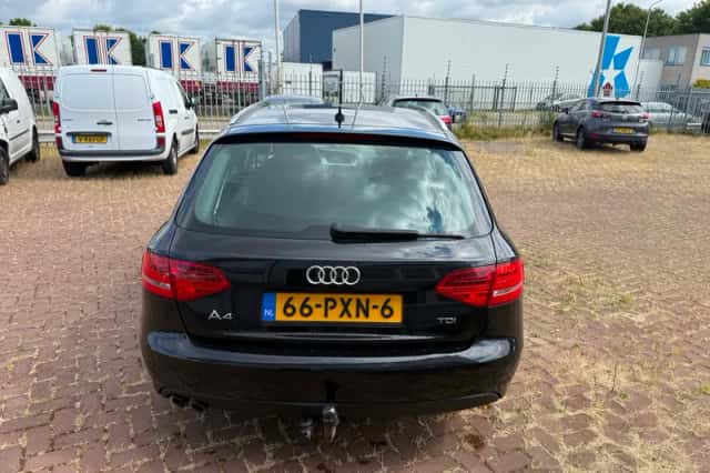 Audi A4 (2011) thumbnail 5