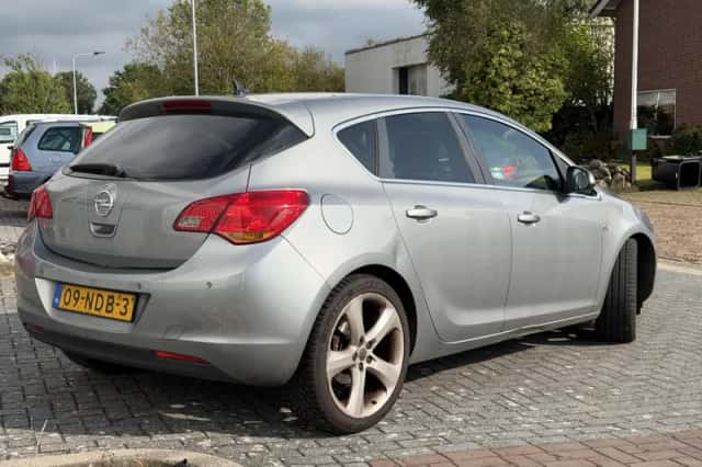 Opel Astra (2010) thumbnail 2