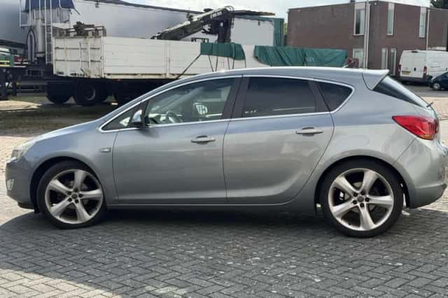 Opel Astra (2010) thumbnail 3