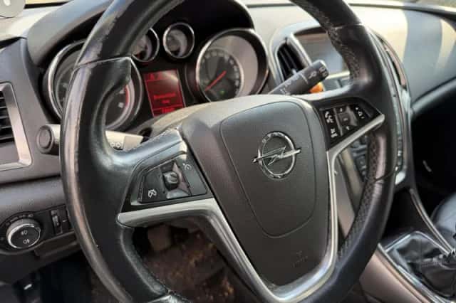 Opel Astra (2010) thumbnail 4
