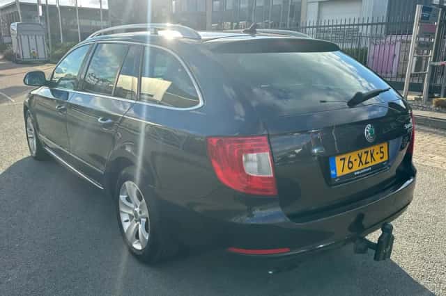 Škoda Superb (2012) thumbnail 2