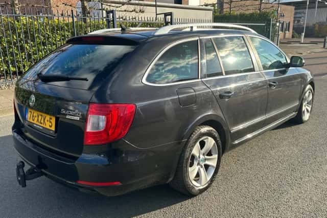 Škoda Superb (2012) thumbnail 3