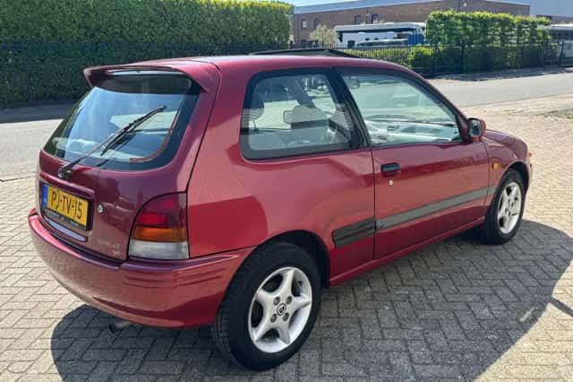 Toyota Starlet (1996) thumbnail 3