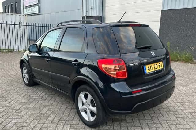 Suzuki SX4 (2008) thumbnail 2
