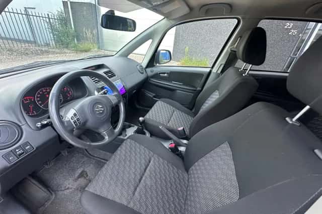 Suzuki SX4 (2008) thumbnail 5