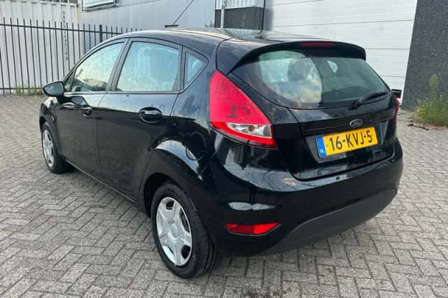 Ford Fiesta (2010) thumbnail 2