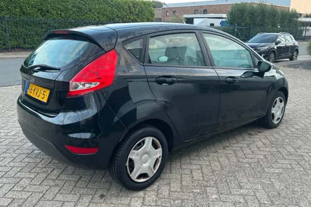 Ford Fiesta (2010) thumbnail 3