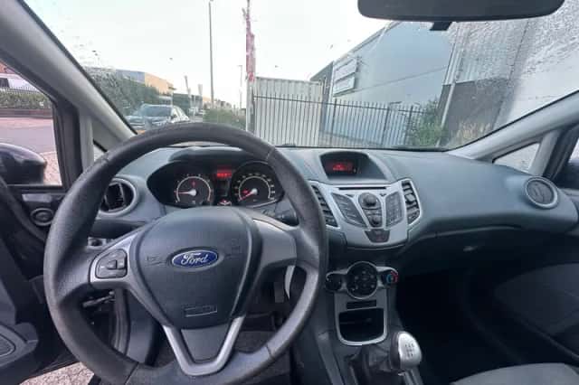 Ford Fiesta (2010) thumbnail 5