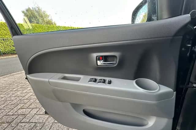 Daihatsu Sirion 2 (2008) thumbnail 6