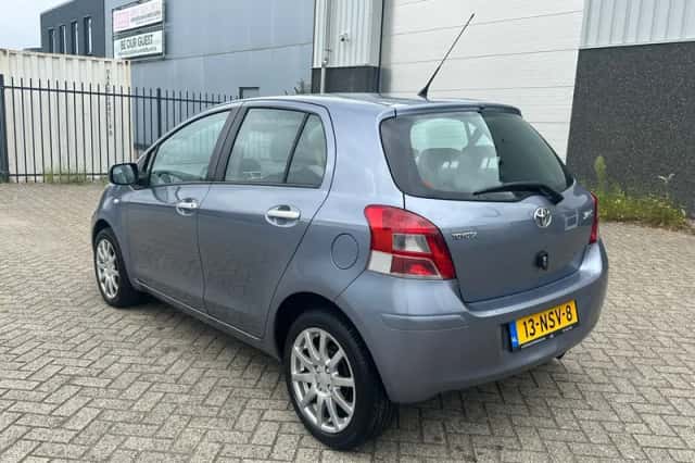 Toyota Yaris (2010) thumbnail 2