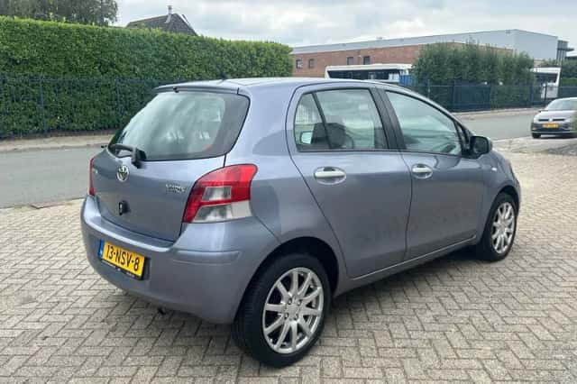 Toyota Yaris (2010) thumbnail 3