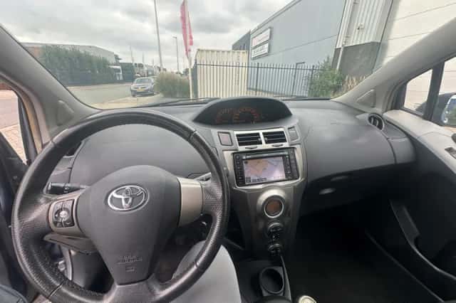 Toyota Yaris (2010) thumbnail 6