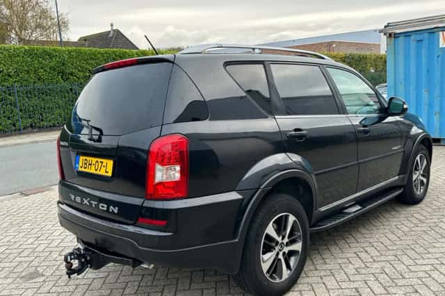 SsangYong Rexton (2017) thumbnail 3