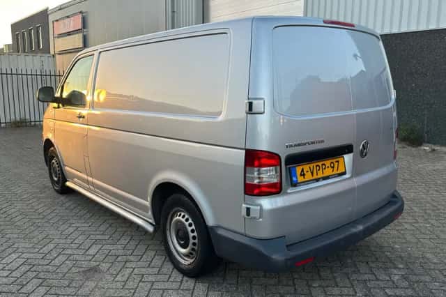 Volkswagen Transporter (2011) thumbnail 2