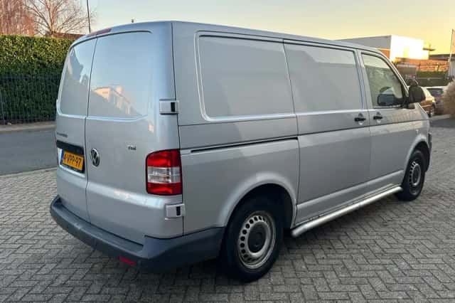 Volkswagen Transporter (2011) thumbnail 3