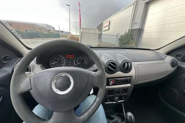 Dacia Sandero (2010) thumbnail 5
