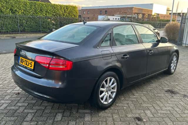 Audi A4 (2012) thumbnail 3