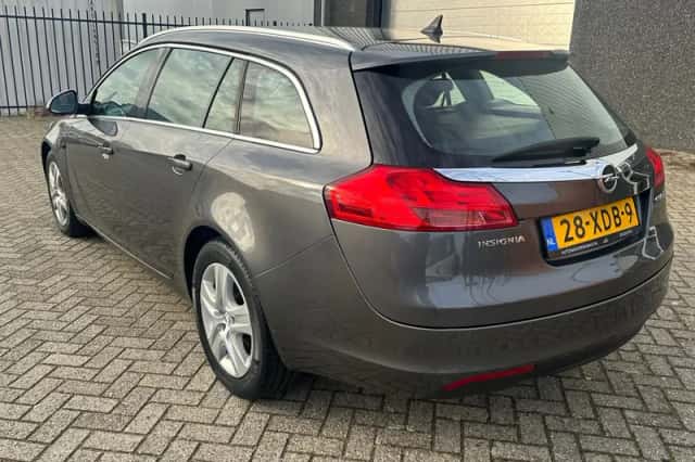 Opel Insignia Sports Tourer (2012) thumbnail 2