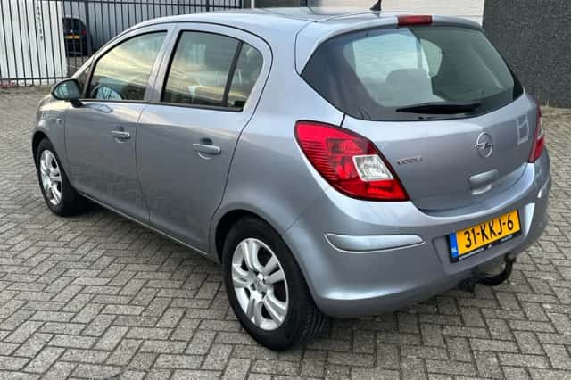 Opel Corsa (2009) thumbnail 2