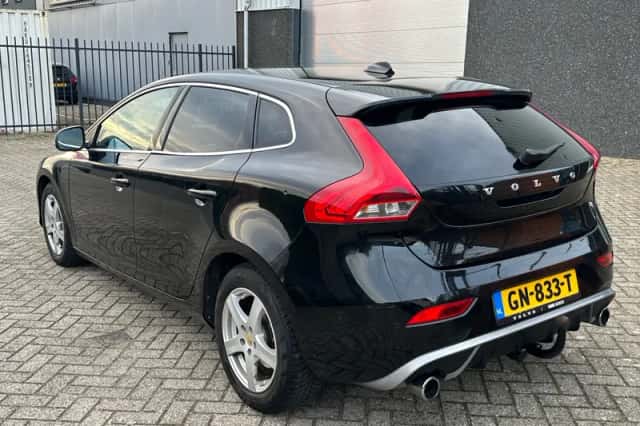 Volvo V40 (2015) thumbnail 2