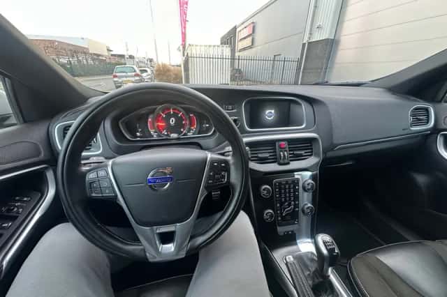 Volvo V40 (2015) thumbnail 6